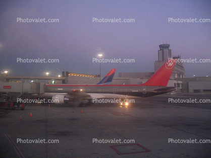 N587NW, Northwest Airlines NOA, Boeing 757, Early Morning Fog, SFO