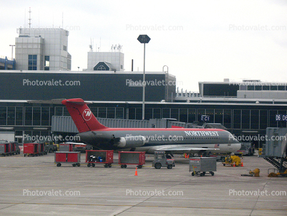 N754NW, Douglas DC-9-41, Terminal MSP, JT8D