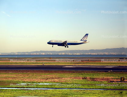 N411UA landing, United Airlines UAL, Airbus 320-232, eastbay hills, Oakland harbor