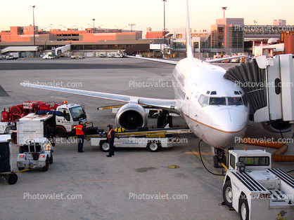 Boeing B737, Continental Airlines COA, Belt Loader, pusher tug, jetway, terminal, Airbridge