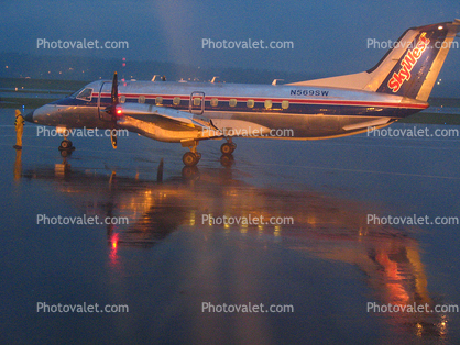 N569SW, Rainy evening in Portland Oregon, Embraer EMB-120ER, Twilight, Dusk, Dawn
