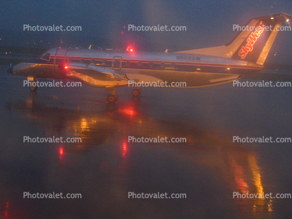 N569SW, Rainy evening in Portland, Embraer EMB-120ER, Twilight, Dusk, Dawn