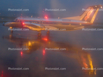 N569SW, Embraer EMB-120ER, Rainy evening in Portland, Twilight, Dusk, Dawn