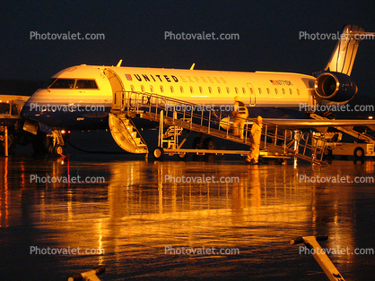 Explus, Sky West Airlines, Rainy evening in Portland, Bombardier CL-600-2C10, N771SK
