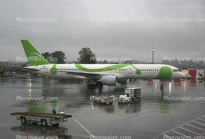 N6703D, Boeing 757-232, 757-200 series, P&W PW2037, Rain