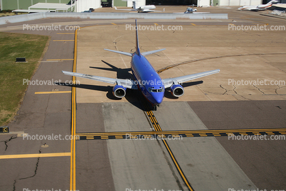 Boeing 737, Southwest Airlines SWA, Dallas Love Field, Texas, Runway