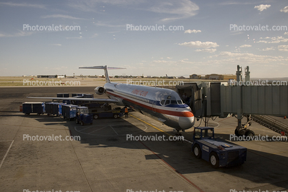 N584AA, American Airlines AAL, McDonnell Douglas MD-82, Jetway, Airbridge, JT8D
