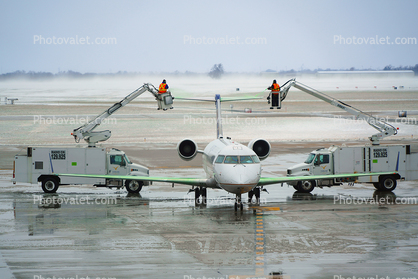 Bombardier CRJ-200ER, Spraying Deicing Fluid, N947SW, SkyWest, Cherry Picker, manlift