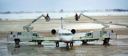 Spraying Deicing Fluid, N947SW, SkyWest, Bombardier CRJ-200ER