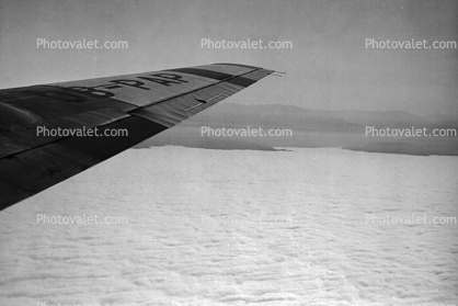 OB-PAP, Faucett Airlines, lone wing in flight