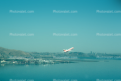 PSA, Pacific Southwest Airlines, Boeing 727 Taking-off at SFO, San Francisco Skyline
