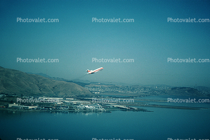 PSA, Pacific Southwest Airlines, Boeing 727 in flight, Taking-off, SFO