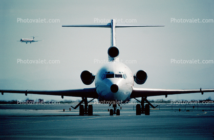 N2818W, Boeing 727-247, Western Airlines WAL, San Francisco International Airport (SFO), head-on, JT8D, 727-200 series