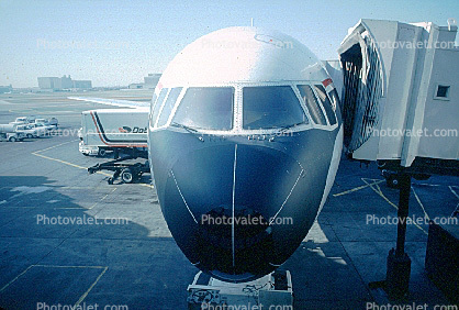 Delta Air Lines, Lockheed L-1011, jetway, San Francisco International Airport (SFO), Airbridge