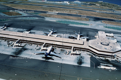 United Airlines UAL, Douglas DC-10, (SFO), jetway, building, terminal, Airbridge