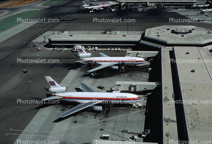 N1833U, United Airlines UAL, Douglas DC-10, (SFO), Jetway, Terminal, building, Airbridge