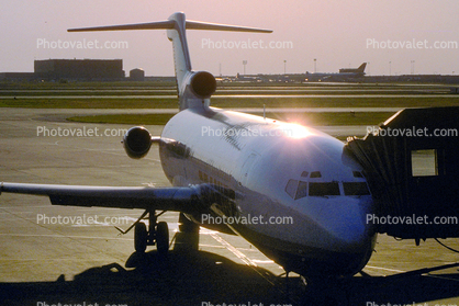 Boeing 727, Braniff International Airways, jetway, Airbridge