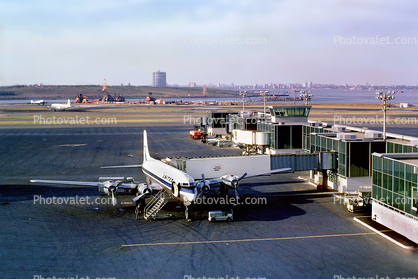 Douglas DC-6, United Airlines, New York International Airport, terminal, jetway, Airbridge, October 1964, 1960s