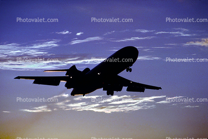 Boeing 727 landing, clouds, sunset, dusk