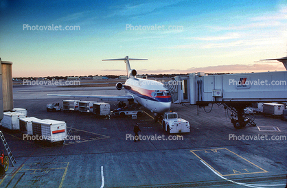 United Airlines UAL, Boeing 727, Terminal, Jetway, Airbridge, pusher tug, pushback