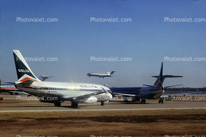 N319DL, Jets lined up for take-off, Boeing 737-232, Delta Air Lines, 737-200 series, JT8D