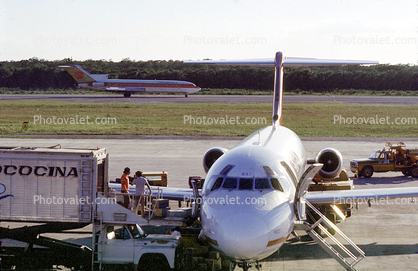 N1334U, Douglas DC-9-31, Cancun, Northwest Airlines NWA, Airstair, JT8D-7B s3, JT8D