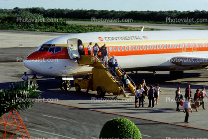 Boeing 727, Continental Airlines COA, Cancun, Disembarking Passengers, Mobile Stairs, steps, pickup truck, Rampstairs, ramp