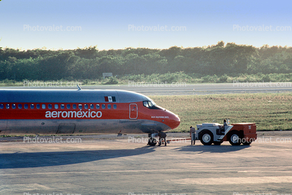 N10033, McDonnell Douglas MD-82, tow tractor, pusher tug, Cancun, JT8D