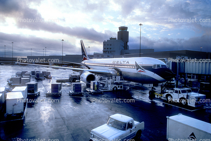 Boeing 767, Delta Air Lines, Pushback Tug, (SFO), Baggage Carts