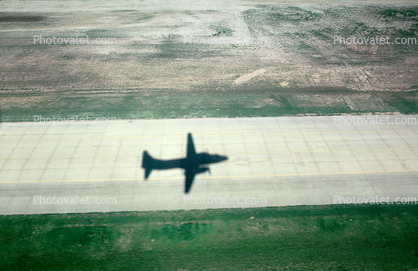 shadow, landing, airborne, flight, flying, Convair 580, United Express, N5814, Denver Stapleton International Airport