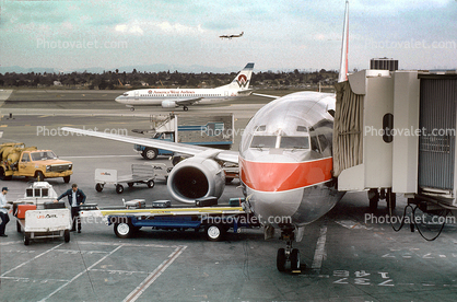 Belt Loader, jetway, carts, Boeing 737, US Airways, Airbridge