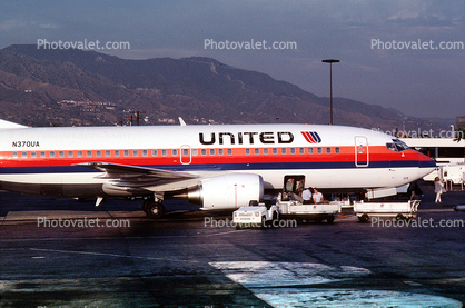 N370UA, United Airlines UAL, Boeing 737-322, Burbank-Glendale-Pasadena Airport (BUR), CFM56-3C1, CFM56
