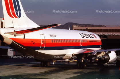 N370UA, United Airlines UAL, Boeing 737-322, Burbank-Glendale-Pasadena Airport (BUR), CFM56-3C1, 737-300 series, CFM56