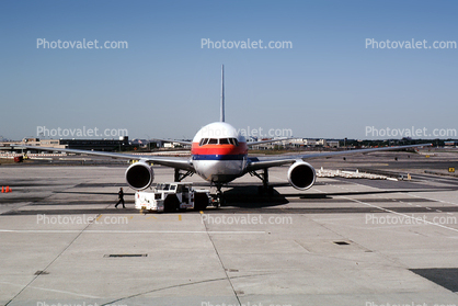 pusher tug, pushback, United Airlines UAL, Boeing 767, (SFO)