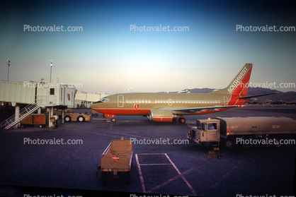 Boeing 737-400, Southwest Airlines SWA, El Paso, jetway, refueling truck, fuel, Fueling, tanker, Airbridge