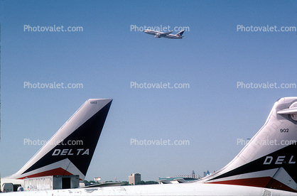 Delta Air Lines, Douglas DC-9, Lots o' Planes, Terminals, Gates, Piers, Buildings