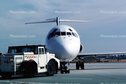 C-FTME, McDonnell Douglas DC-9-30, Air Canada ACA, pushback, pusher tug