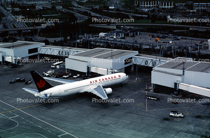 C-FMXC, Boeing 767-333(ER), Air Canada ACA, 767-300 series, terminal building