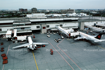 Boeing 767, Air Canada ACA, jetway, terminal, ground equipment, Airbridge