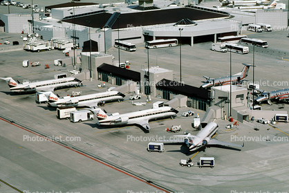 Bombardier-Canadair Regional Jet CRJ, Terminal, Jetway, Airbridge
