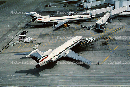N416DA, N485DA, Boeing 727, Jetway, Airbridge, pushback, pusher tug