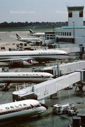 Boeing 767, Delta Air Lines, Douglas DC-9, Jetway, Airbridge
