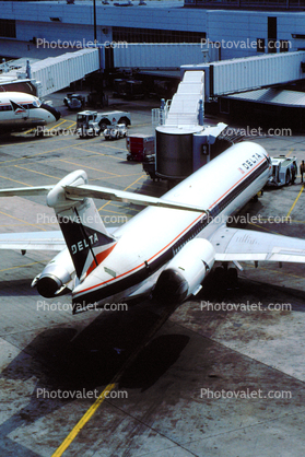 N909DE, Delta Air Lines, Douglas DC-9, Jetway, Airbridge