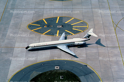 N909DE, McDonnell Douglas MD-88, Delta Air Lines, JT8D, JT8D-219