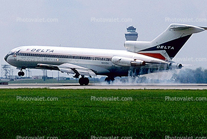N531DA, Boeing 727-232, Delta Air Lines, JT8D-15 s3, JT8D, Burning Rubber, Smoke, 727-200 series