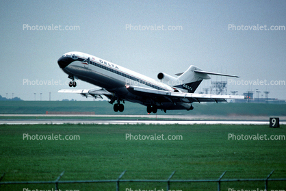 Boeing 727 Taking-off