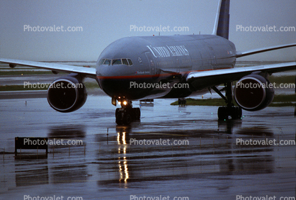N785UA, Boeing 777-222ER, (SFO), PW4090, PW4000, rain, wet, slippery, inclement weather