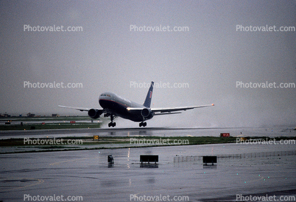United Airlines UAL, Boeing 777, San Francisco International Airport (SFO), rain, inclement weather, wet