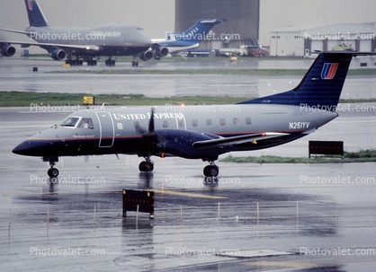 N251YV, SkyWest, SFO, Embraer Brasilia EMB-120RT, rain, inclement weather, wet