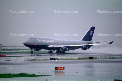 N106UA, Boeing 747-451, (SFO), rain, inclement weather, wet
